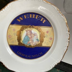 A decorator plate for the Weber family. It might be the coat of arms